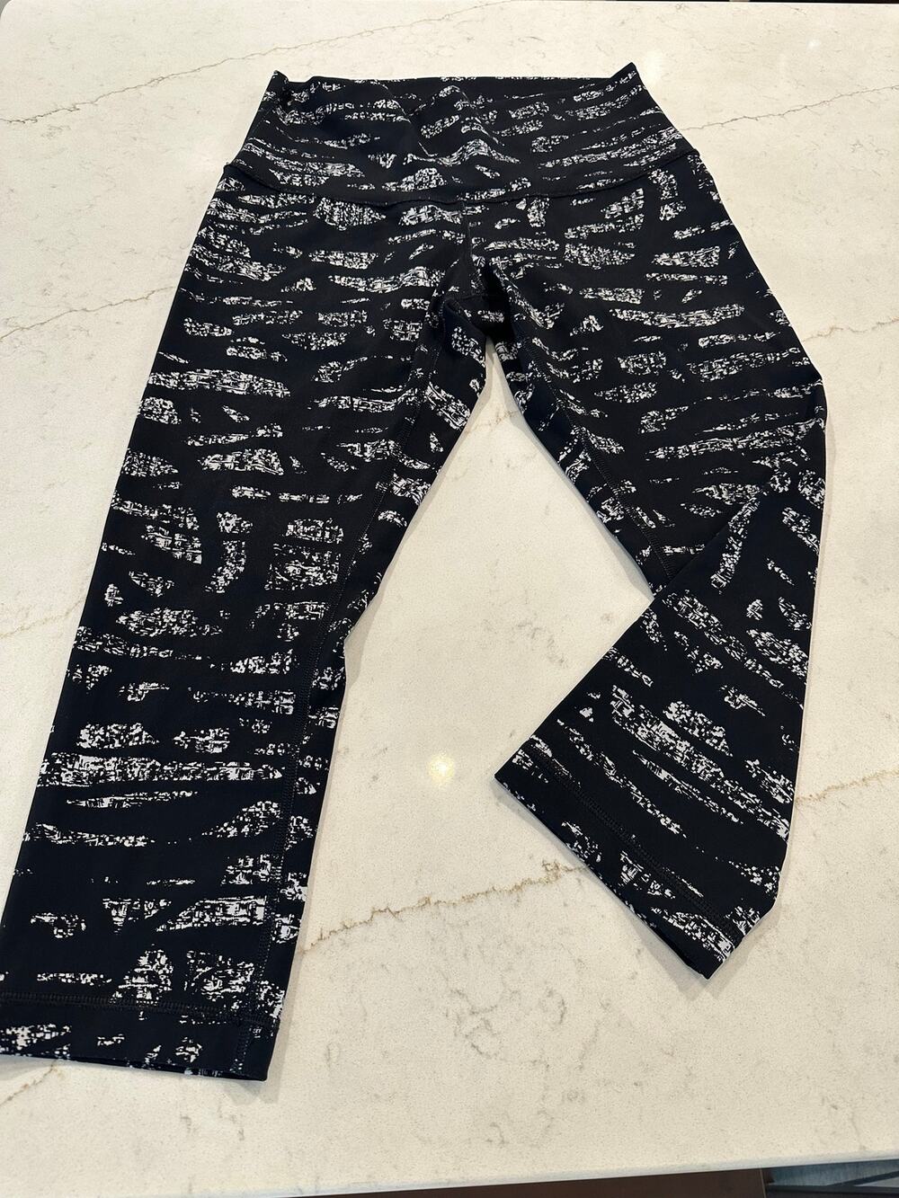 Lululemon Women’s Size 10 Black white Print Cropped Leggings Athletic Pants